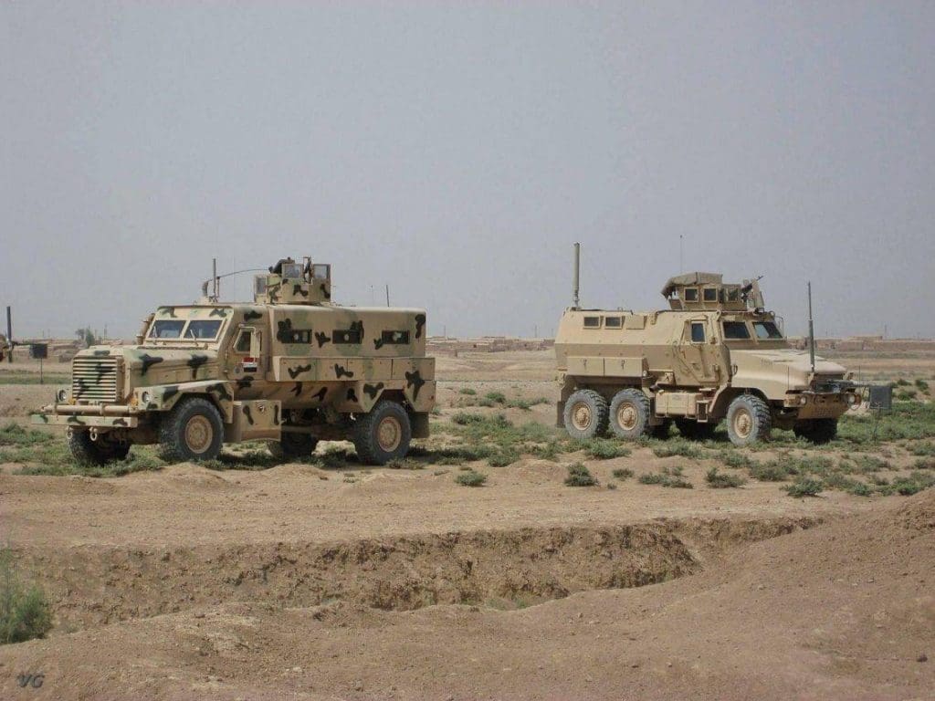Caiman junto a un Cougar ILAV perteneciente al ejército iraquí. La diferencia de equipamiento entre ambos vehículos es notable, careciendo el ILAV de contramedidas Rhino y CREW. Foto: VG.