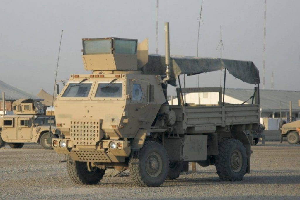 FMTV con el kit completo para operar en Irak: LSAC (Low Signature Armored Cab), torreta blindada para el artillero y equipo CREW de contramedidas electrónicas. Foto: Internet.