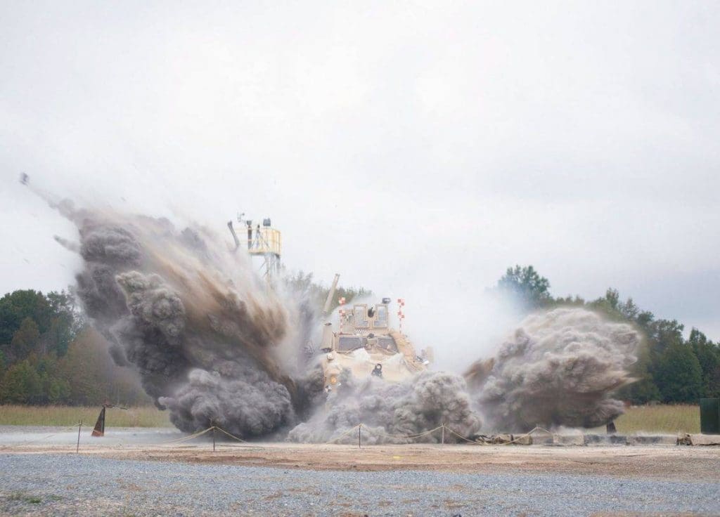 La detonación de explosivos debajo de los vehículos MRAP fue una de las tantas pruebas que se realizaron en el Aberdeen Test Center en Maryland. En este caso, el que está siendo evaluado es un Oshkosh M-ATV. Se puede apreciar como parte de la deflagración es disipada hacia los costados. Foto: US Army Research Laboratory Public Affairs.