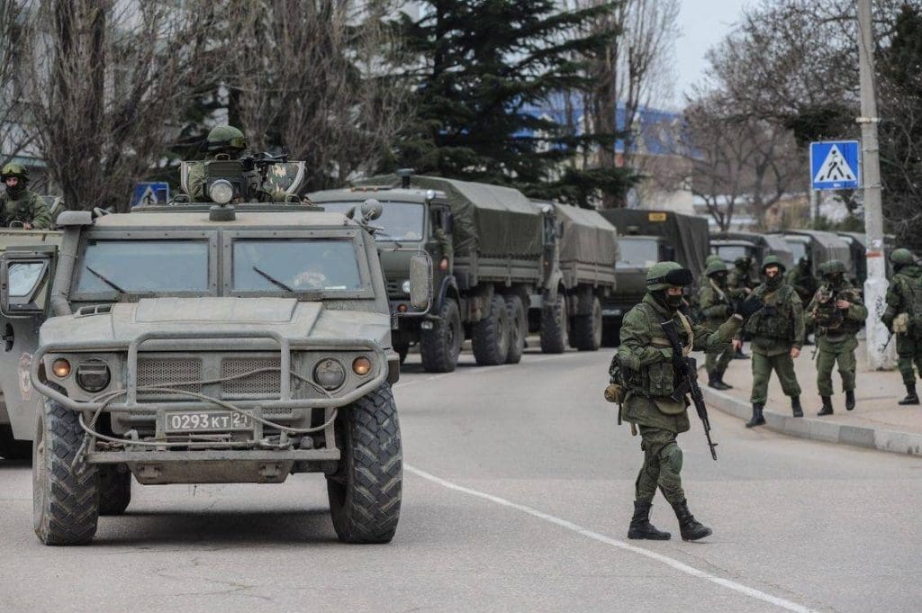 Soldados rusos junto a una columna de vehículos. Sevastopol, 1 de marzo de 2014. Foto: AP - Andrew Lubimov.