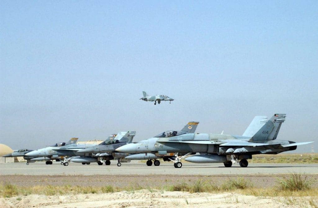 F-18C Hornet de la fuerza aérea de Kuwait junto a F-16C Fighting Falcon. Imagen: Internet.
