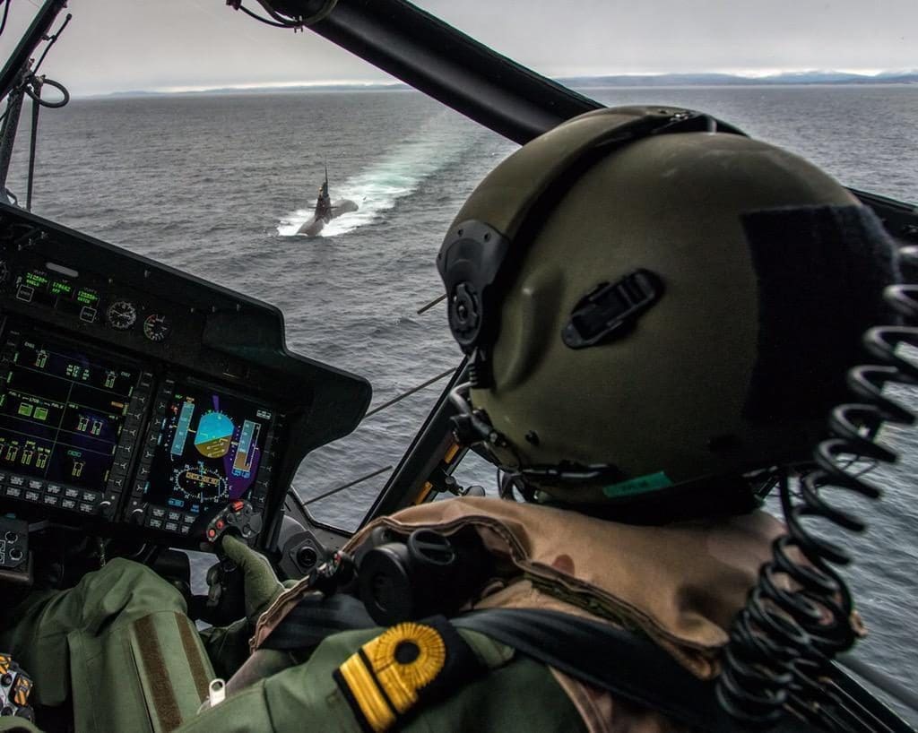 Vista desde la cabina de un NH-90 noruego durante el ejercicio Dynamic Mongoose. Imagen: OTAN
