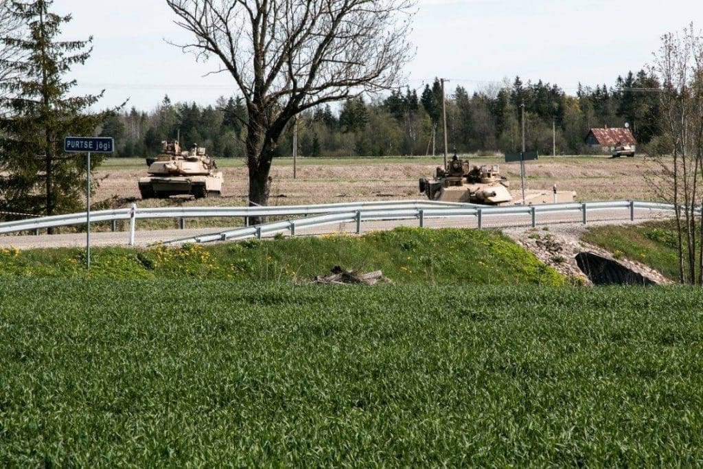 Tanques M-1A2 Abrams toman posición en torno al poblado Oandu, Estonia, antes de su avance. El ejercicio Siil también incluyó operaciones en zonas pobladas. Imagen: US Army - Sgt. 1st Class Joshua S. Brandenburg