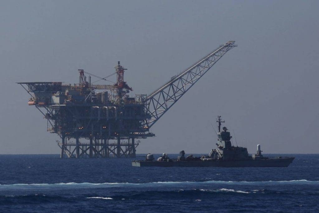 Buque Sa'ar 4.5 patrulla las aguas próximas a una explotación de hidrocarburos en el mar Mediterráneo. Imagen: Internet.