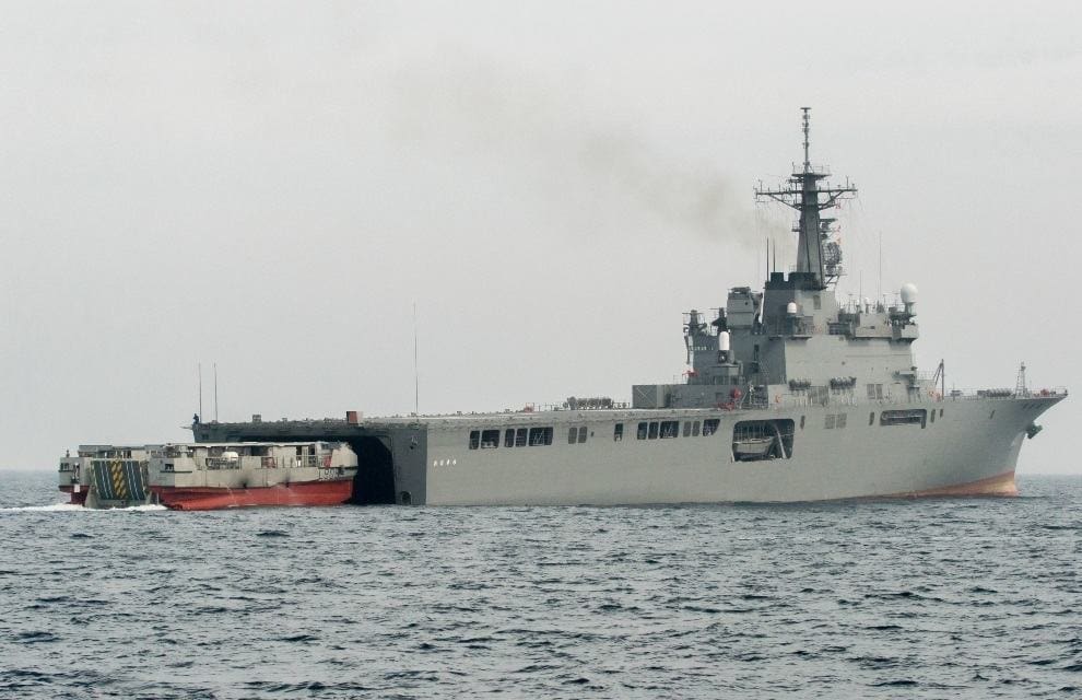 Catamarán EDA-R de la Marine National pronto a ingresar en el dique del JMSDF Osumi durante el ejercicio Kitsune 2015. Imagen: État-major des armées/Ministère de la Défense.