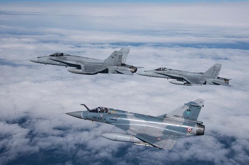 Mirage 2000C del Armée de l'Air forma junto a dos  F-18 Hornet finlandenses durante ACE 2015. Imagen: Armée de l'Air.