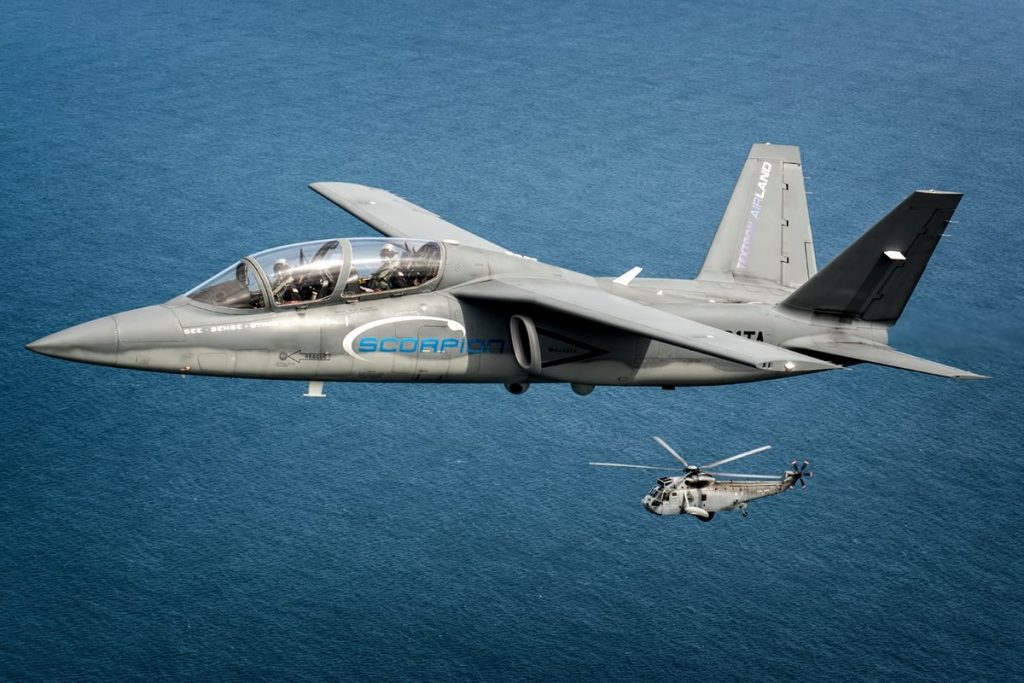 Textron Scorpion junto durante el vuelo de demostración de sus capacidades de vigilancia marítima.  Imagen: Lloyd Horgan -  Textron Airland