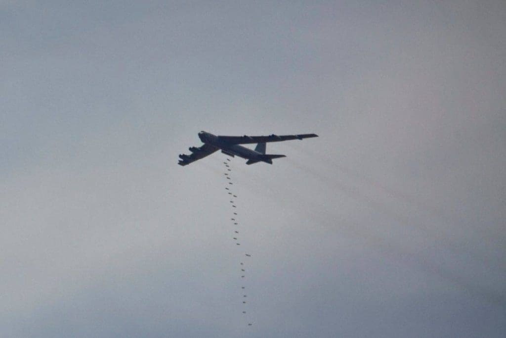 Treinta de 76 bombarderos operativos B-52H de la USAF han de perder su papel nuclear bajo los términos del nuevo tratado START con Rusia. Un 12 aviones más también pasará por el proceso, con el trabajo previsto a ser completado a principios de 2017. Imagen: USAF - Cpl. Sean Searfus