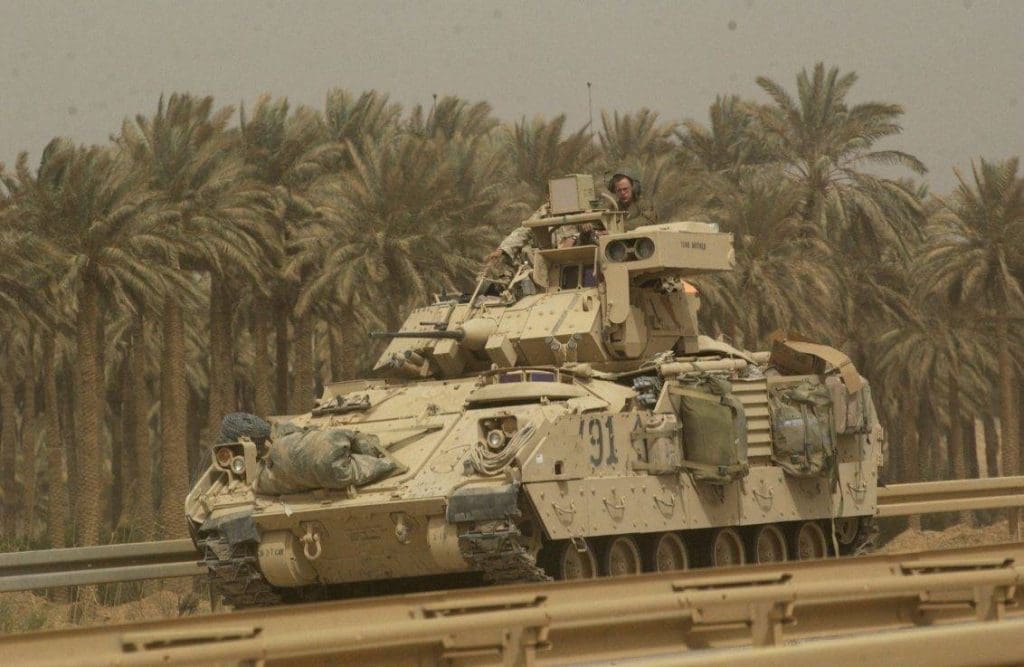 M-2A2 ODS Bradley equipado con un MCD AN/VLQ-6, avanza por una autopista hacia el aeropuerto de Bagdad. El blindado pertenece al 3-7 Regiment y la foto fue tomanda durante la ofensiva de abril de 2003. Imagen: US Army - SGT Igor Paustovsk.