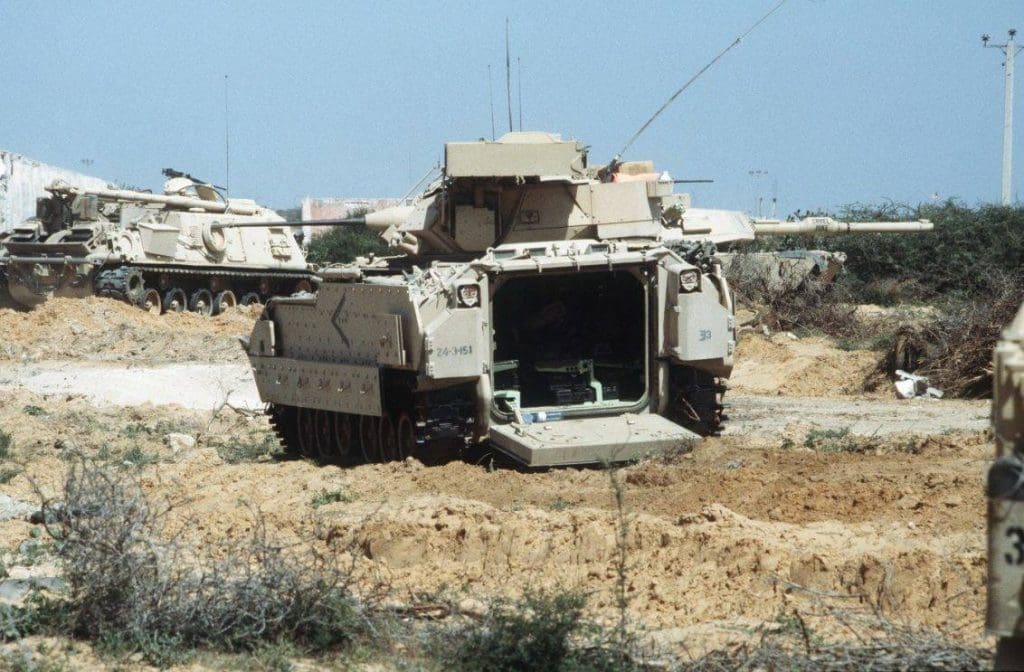 VCTP M-2A2 ODS, tanque M-1A1 y VCRT M-88 pertenecientes a la 24th Infantry Division, ejercitan una misión DART en Somalia. Imagen: US Army - PV2 Andrew W. McGalliard