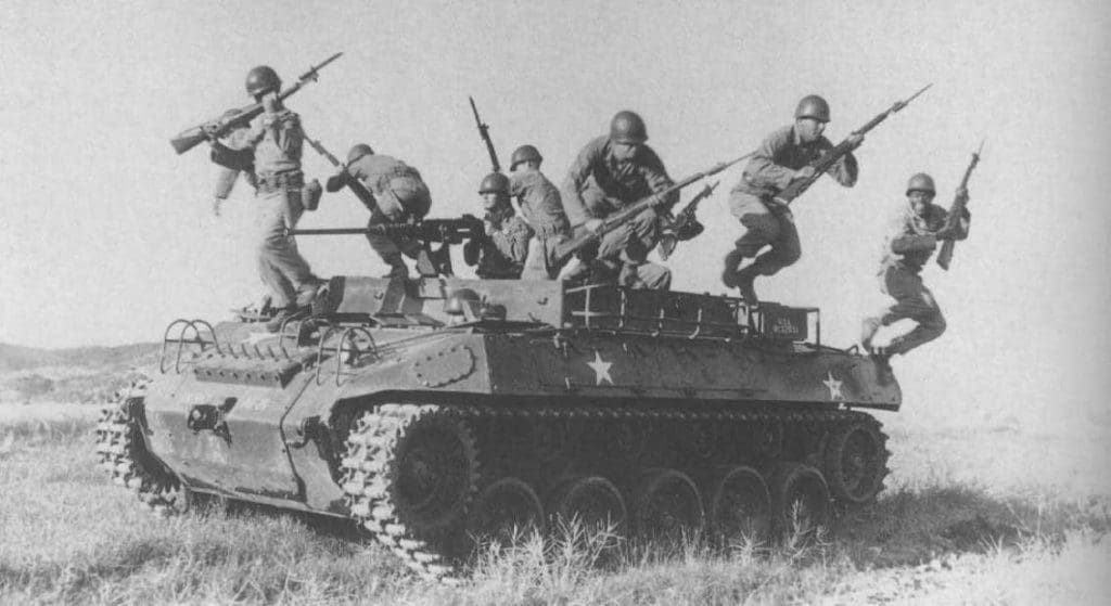 Infantes desembarcan de un M-39. Al carecer de portones traseros, la tarea de descenso del vehículo era notablemente engorrosa. (Y peligrosa si se realizaba bajo fuego enemigo). Imagen: US Army.
