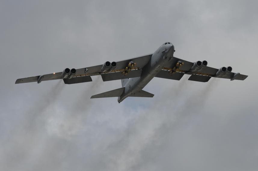 B-52 Stratofortress despega con su carga de bombas. Imagen: USAF.