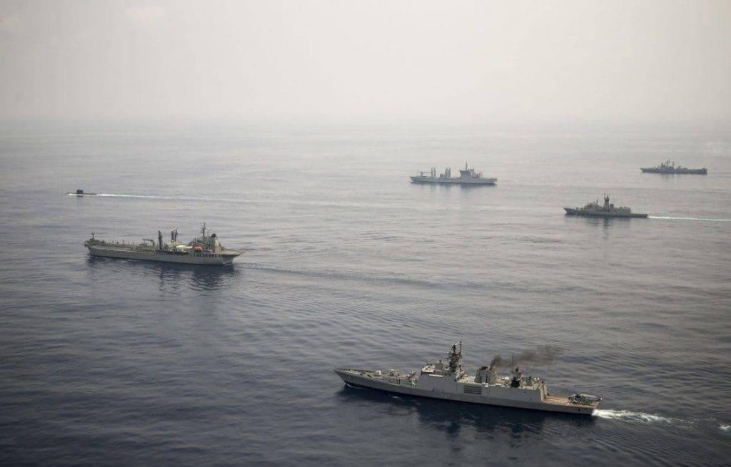 Etapa de mar del ejercicio AUSINDEX 2015, realizado entre las armadas de la India y Australia. Dentro de la estrategia australiana se encuentra reforzar el arco del Indo-Pacífico. Imagen: MoD - LSIS Bradley Darvill.
