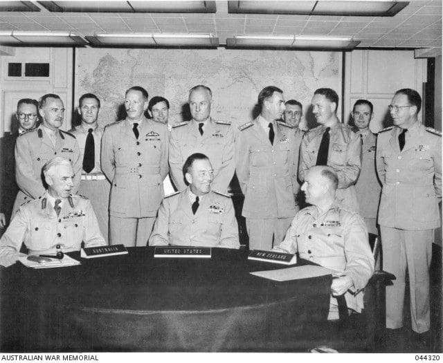 Primera reunión de los representantes militares de las naciones firmantes del tratado ANZUS. Imagen: Australian War Memorial.
