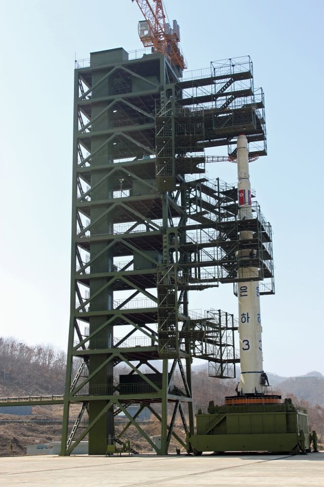 Unha-3 en la plataforma de lanzamiento, abril de 2012 Sungwon Baik / VOA