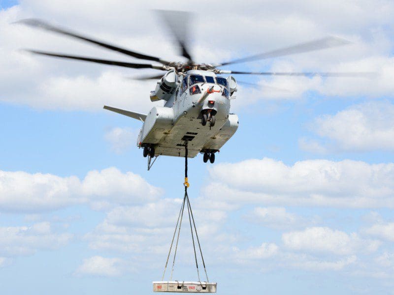 CH-53K King Stallion realizando su primer vuelo con carga externa. Imagen: Sikorsky