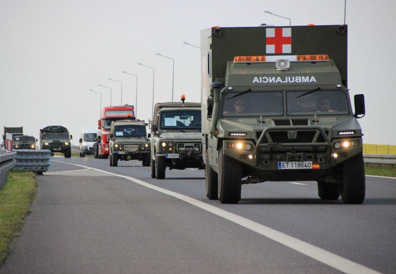 Columna de vehículos españoles avanzan por una autopista polaca camino al campo de instrucción de Zagan. Imagen: Allied Joint Force Command Brunssum.