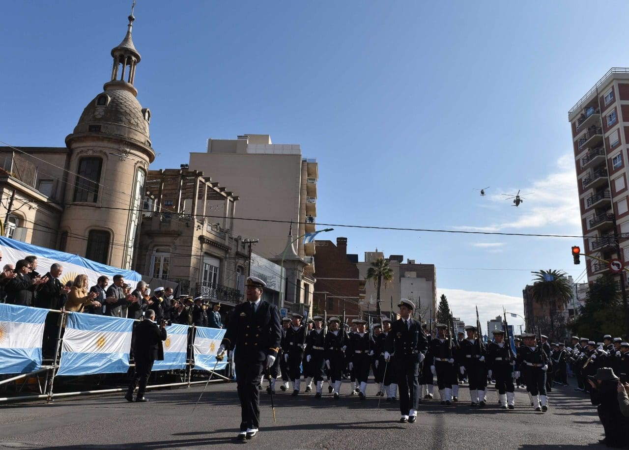 La Armada y Ejército Argentino participaron del desfile cívico militar