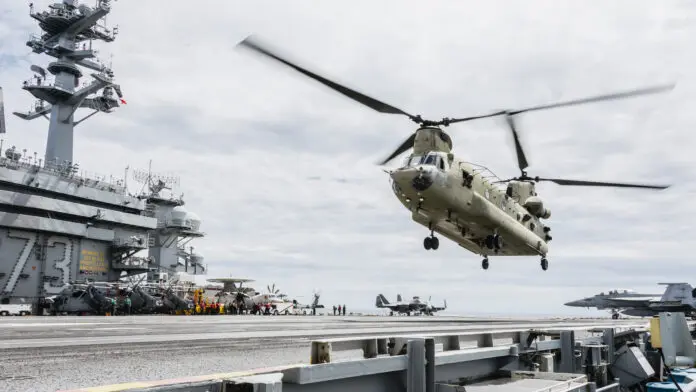 مروحية الجيش الأمريكي CH-47 F شينوك تعمل من حاملة الطائرات يو إس إس جورج واشنطن في المحيط الهادئ