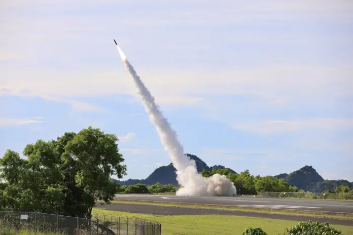 الجيش الأمريكي يستخدم صاروخه الدقيق الجديد (PrSM) لأول مرة لمهاجمة أهداف بحرية