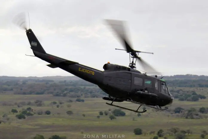 مروحيات Bell UH-1H التابعة لطيران الجيش الأرجنتيني تجري تدريبات على الرماية في ماجدالينا