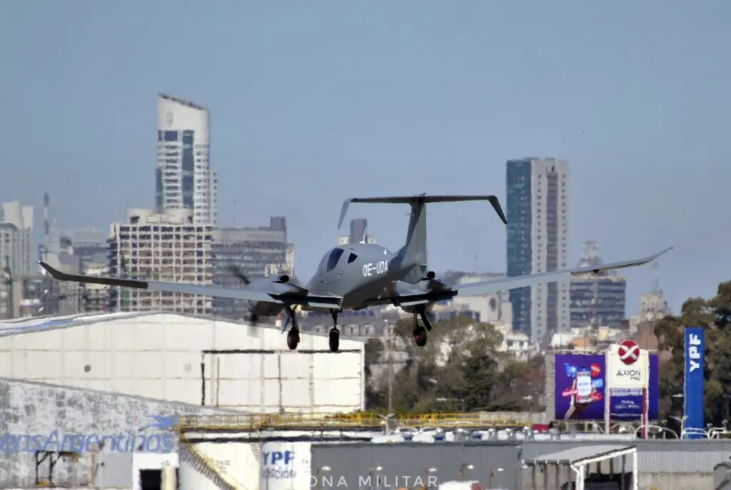 ARRIBO EL NUEVO AVION DIAMOND DA -62 DEL EJERCITO ARGENTNOA 2-1024x686.jpg