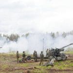 Soldados estonios pertenecientes al 15to Batallón de Artillería de la 1era Brigada de Infantería abren fuego con sus howitzers durante la operación Siil. Imagen: US Army.