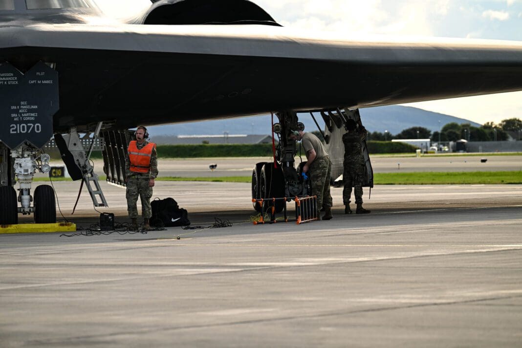 Dos Bombarderos B-2 De La Fuerza Aérea De EE.UU. Aterrizaron Por ...