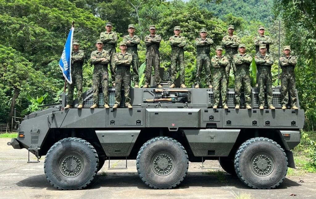 El Ejército de Ecuador recibe sus primeros VCBR 6x6 Mbombe sudafricanos  adquiridos a través de Elbit Systems