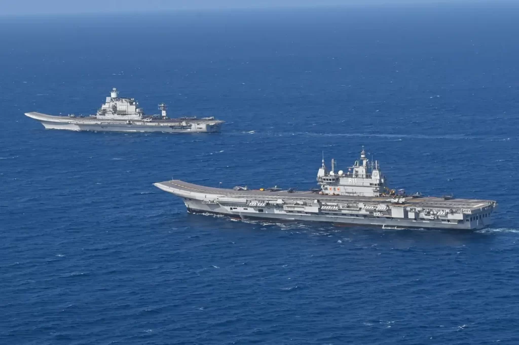 Portaaviones-INS-Vikrant-INS-Vikramaditya-Armada-de-la-India-MILAN-2024-2.jpeg-1024x682.webp